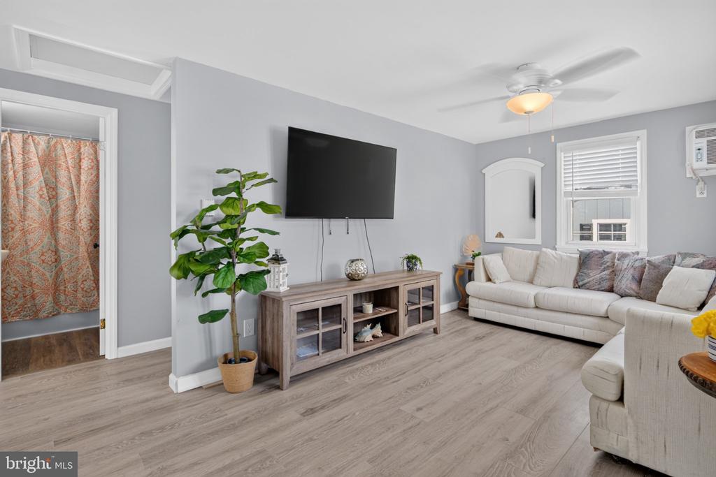 1711 LAKE DRIVE