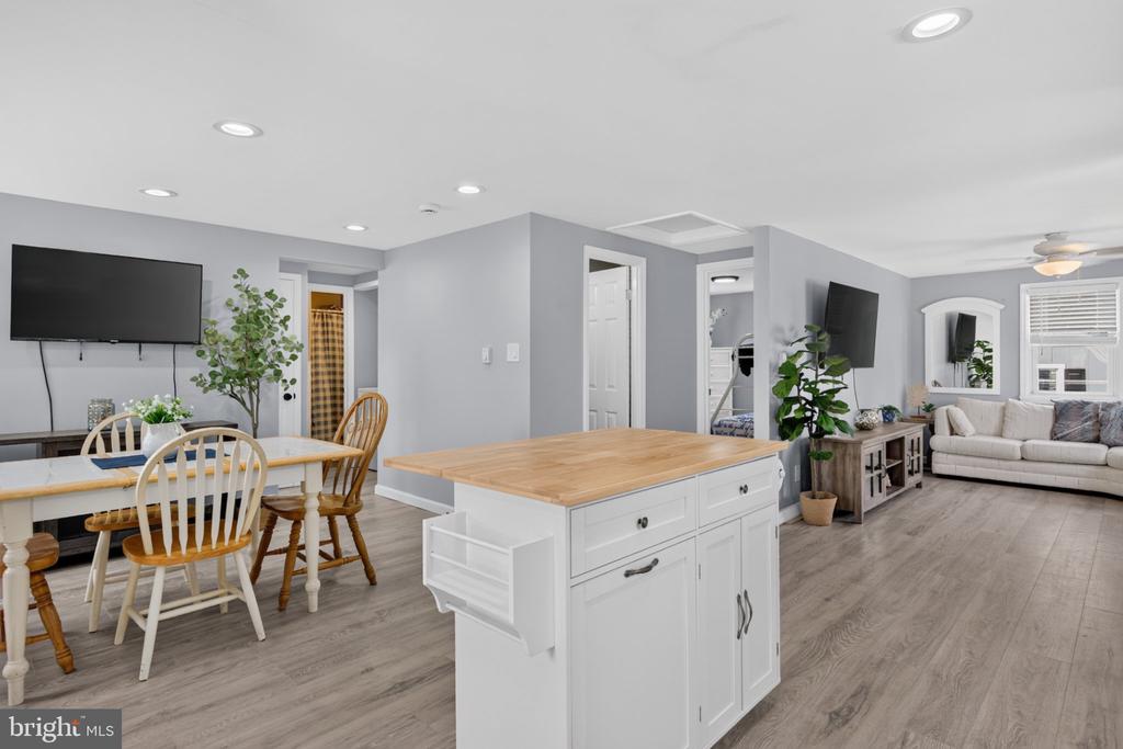 1711 LAKE DRIVE