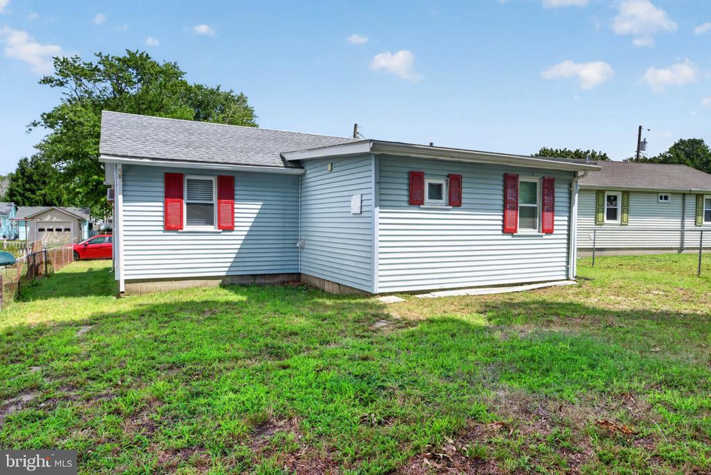 1711 LAKE DRIVE