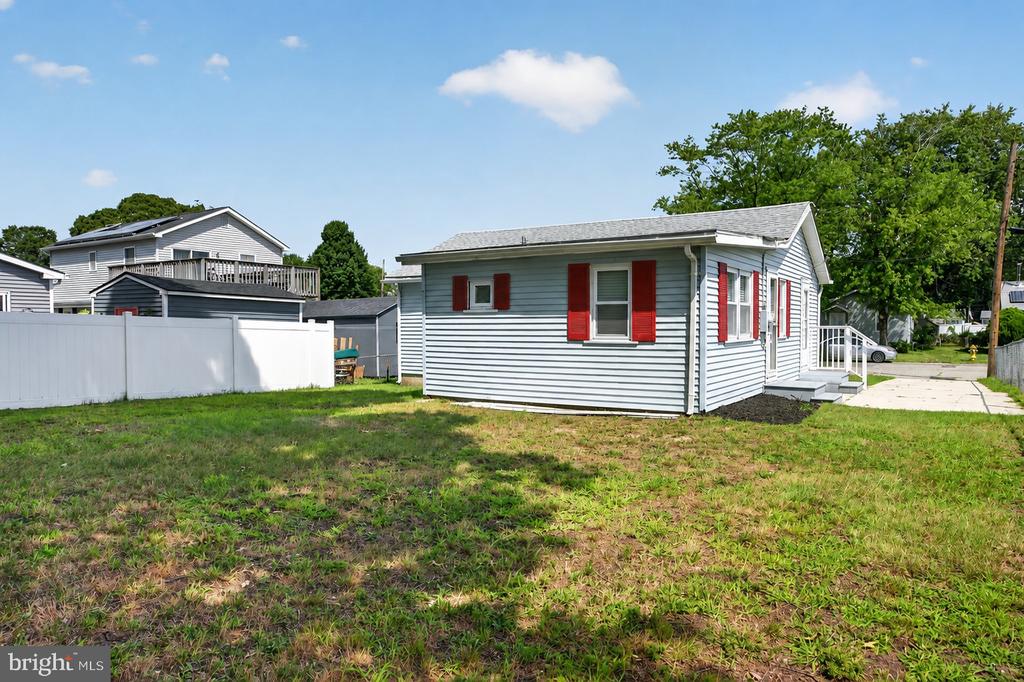 1711 LAKE DRIVE