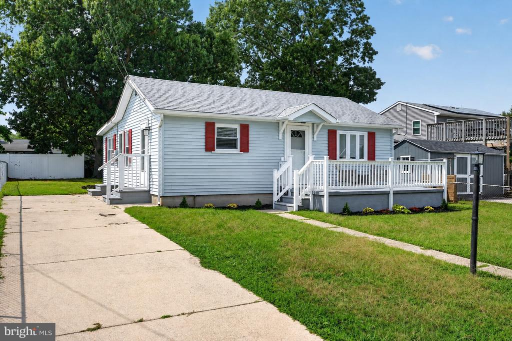 1711 LAKE DRIVE