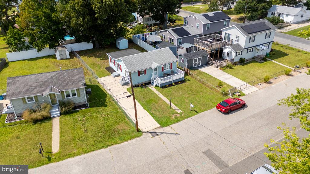 1711 LAKE DRIVE