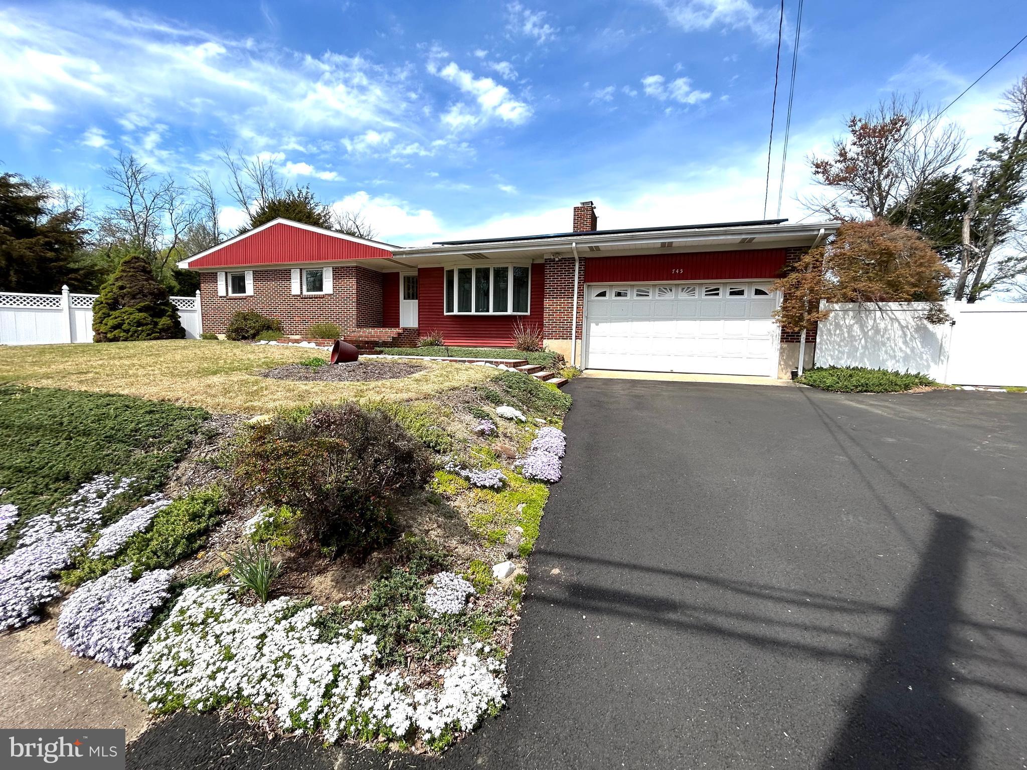 745 W Clayton Ave