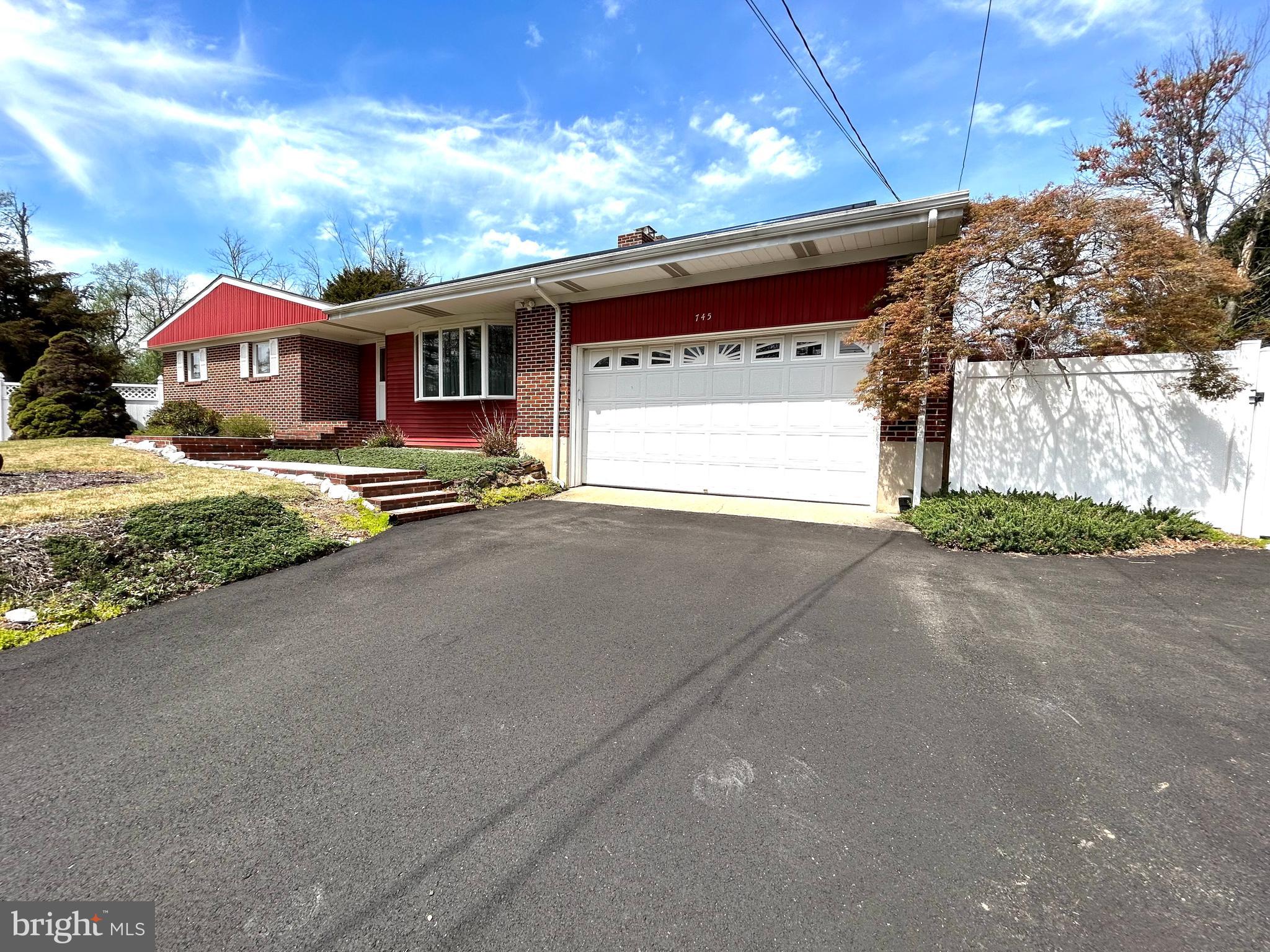 745 W Clayton Ave