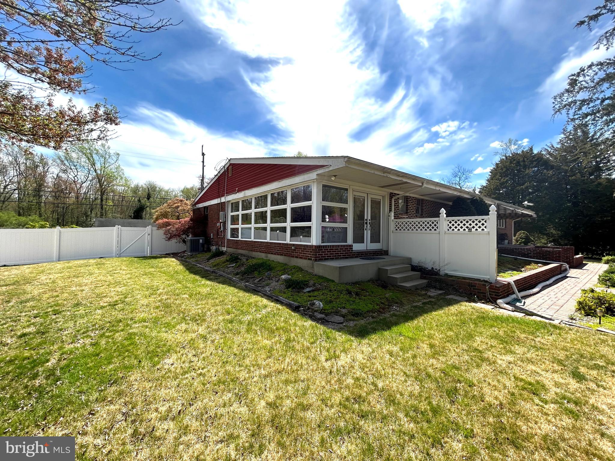 745 W Clayton Ave
