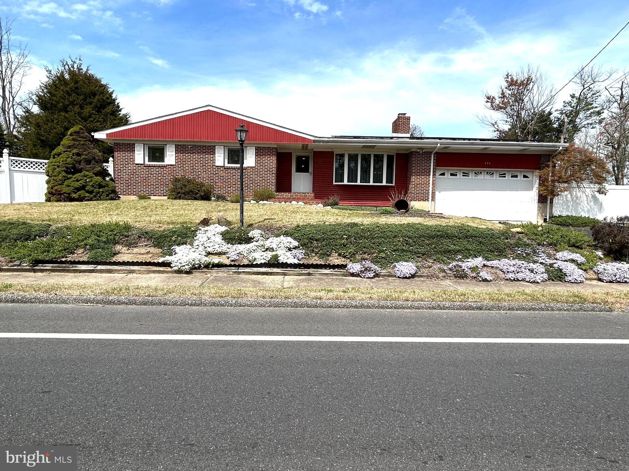 745 W Clayton Ave