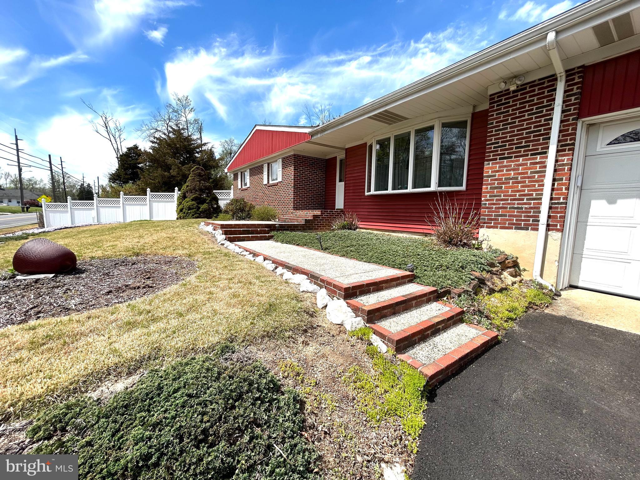 745 W Clayton Ave