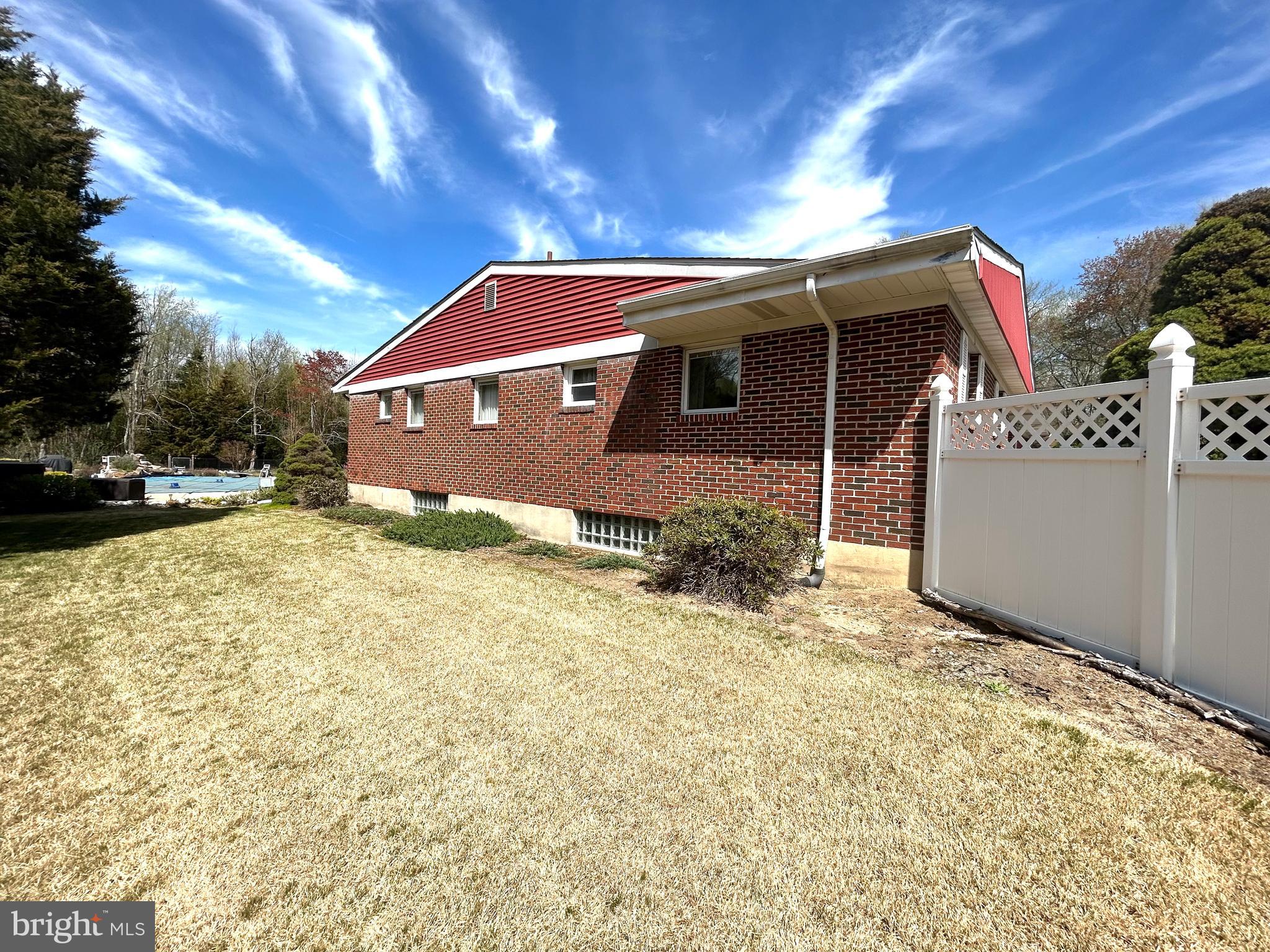 745 W Clayton Ave