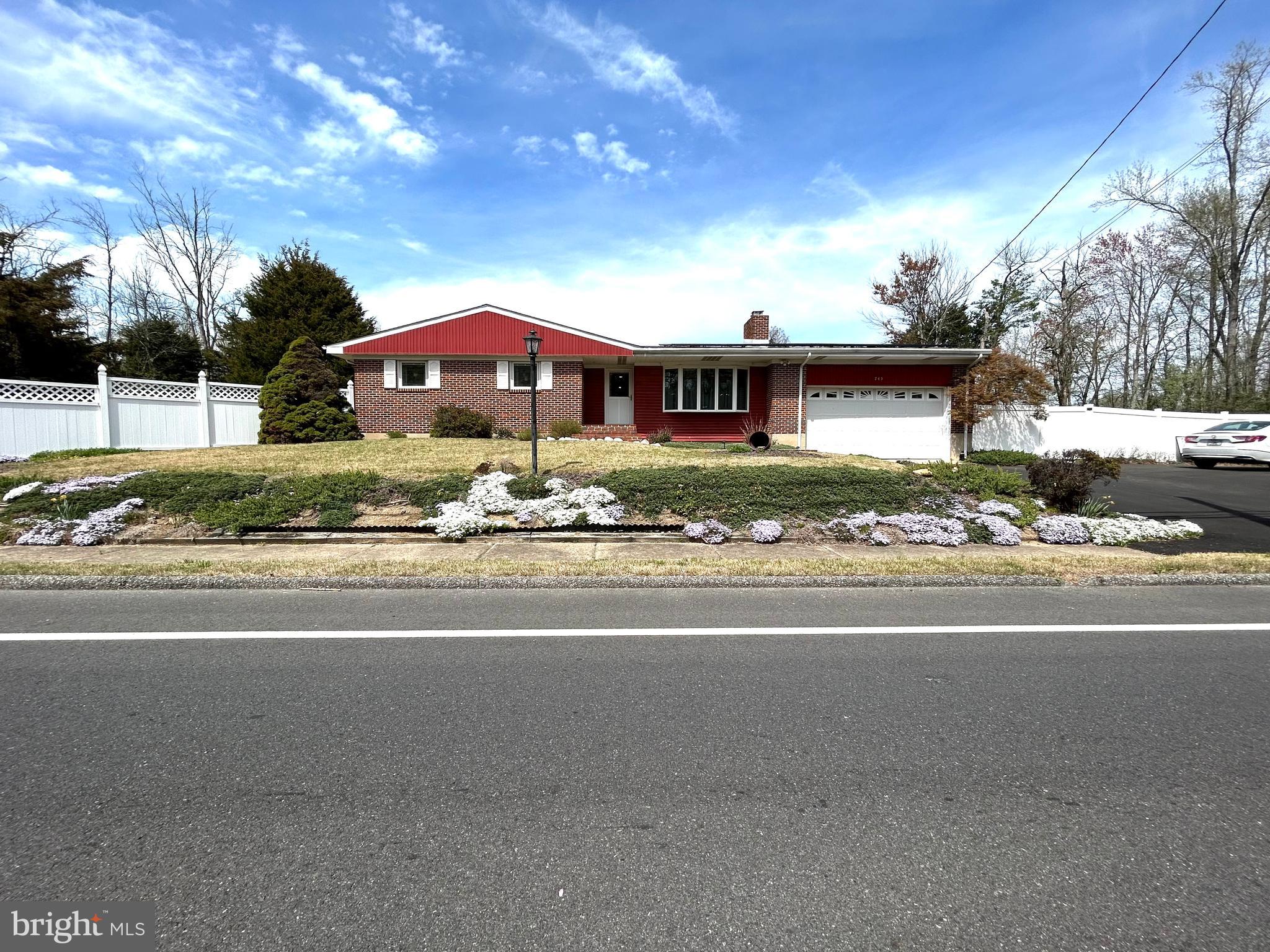 745 W Clayton Ave