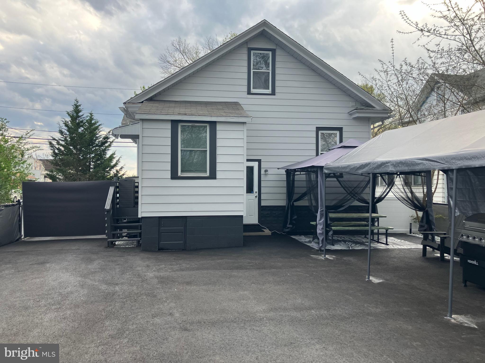 18 Watkins Ave