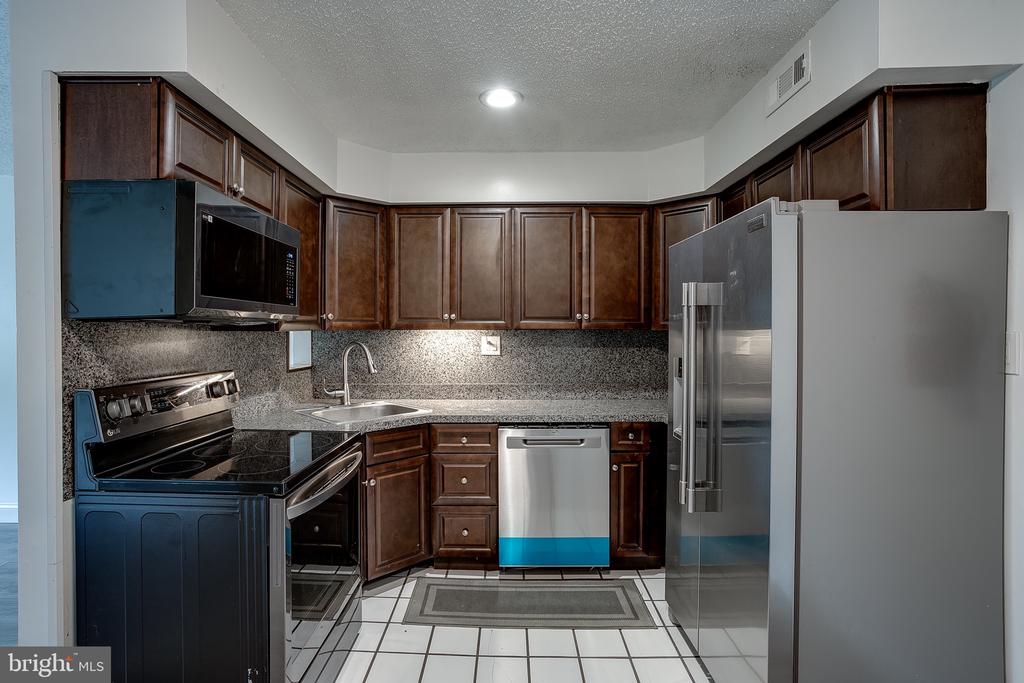 810 WINDING WAY