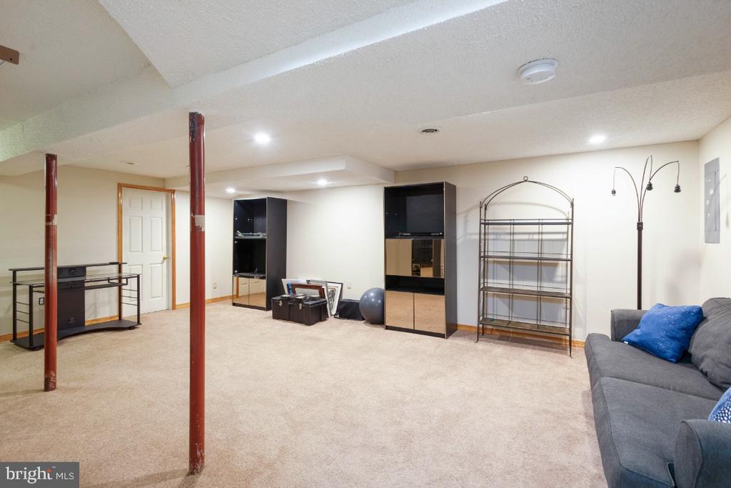 1821 LILLIAN DRIVE