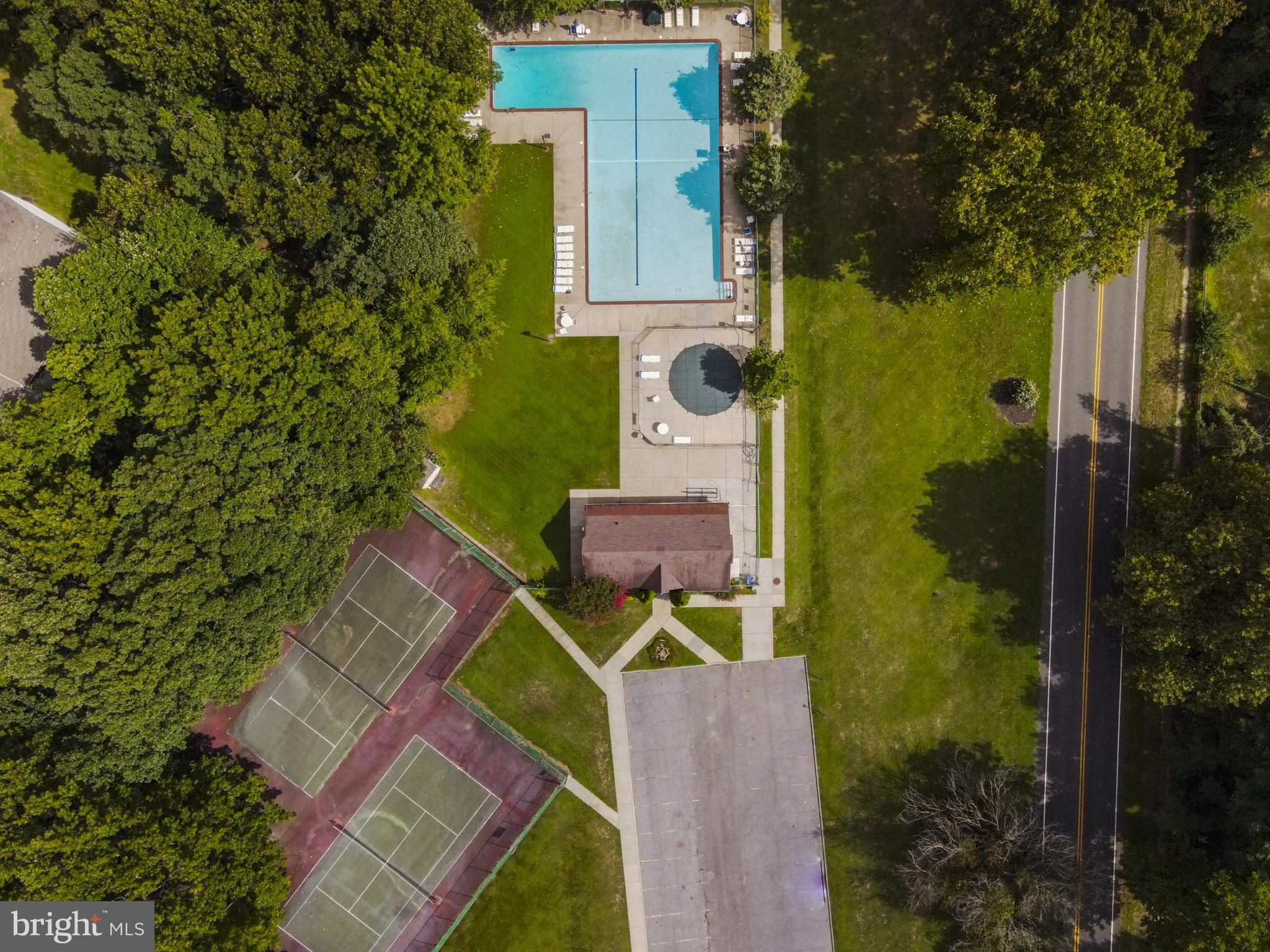 520 ESSEX CT
