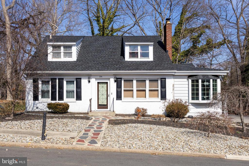 216 Meadow Ln