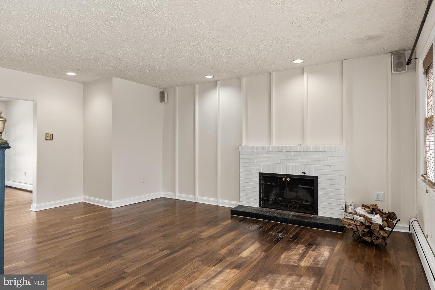216 Meadow Ln