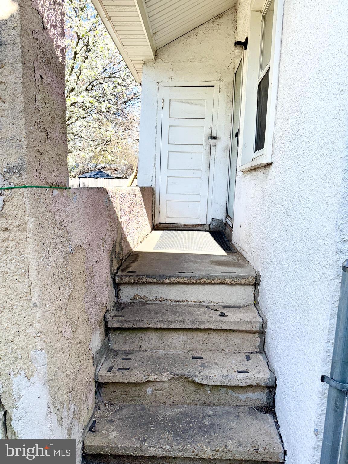 335 W Buck St