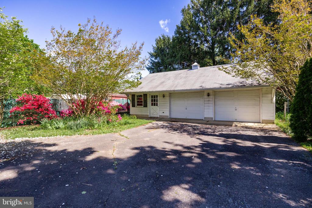 407 DICKINSON RD