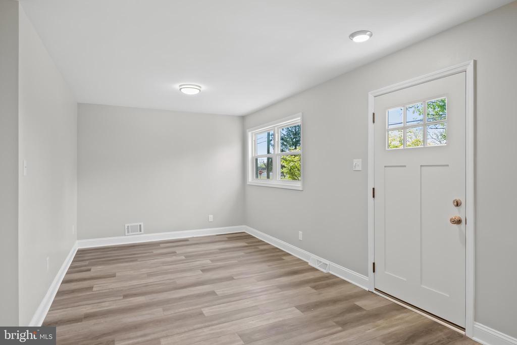 407 DICKINSON RD