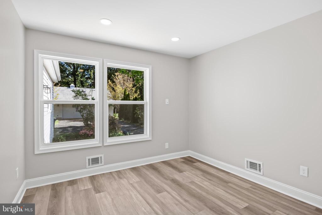 407 DICKINSON RD