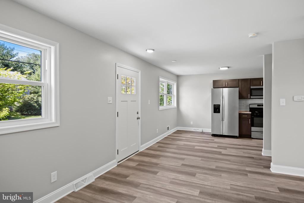 407 DICKINSON RD