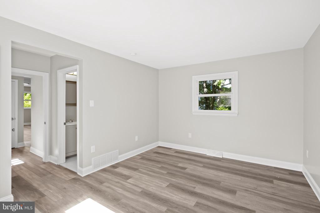 407 DICKINSON RD