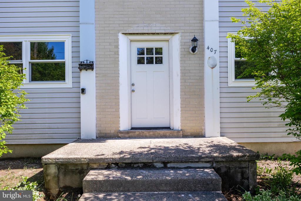 407 DICKINSON RD