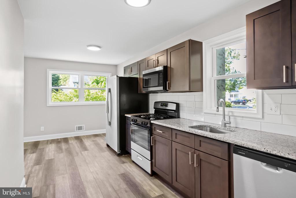 407 DICKINSON RD