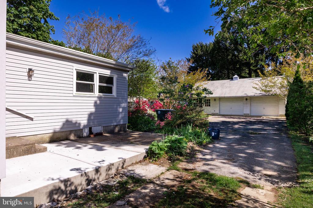 407 DICKINSON RD