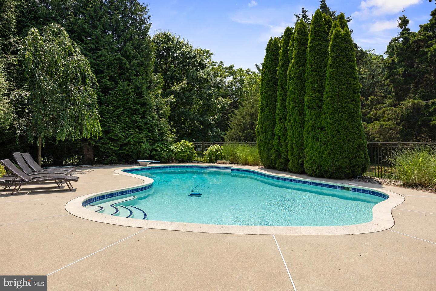 208 Hickory Ln
