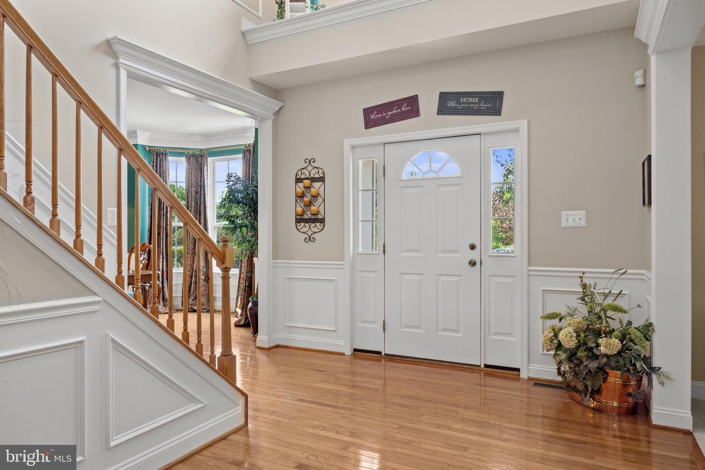 208 Hickory Ln