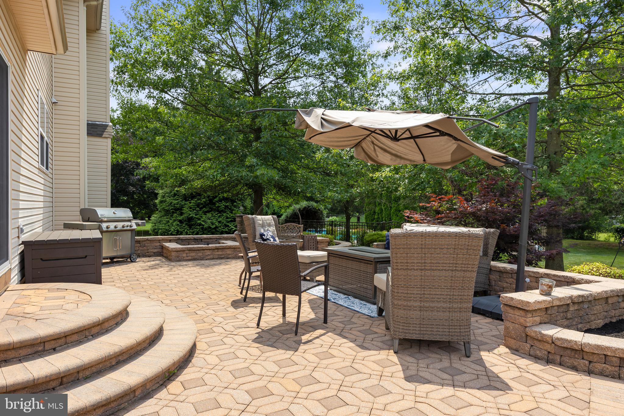 208 Hickory Ln