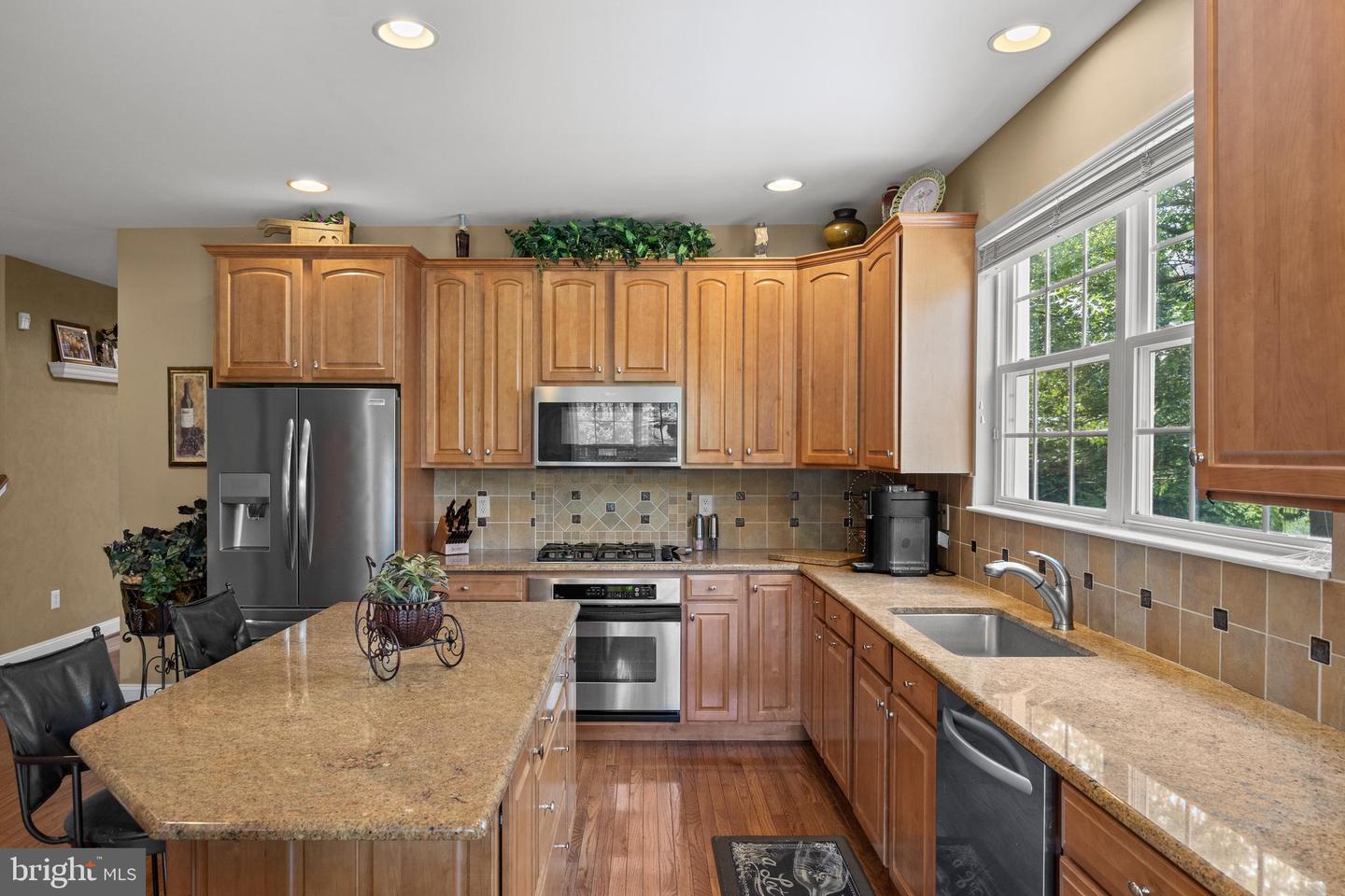 208 Hickory Ln
