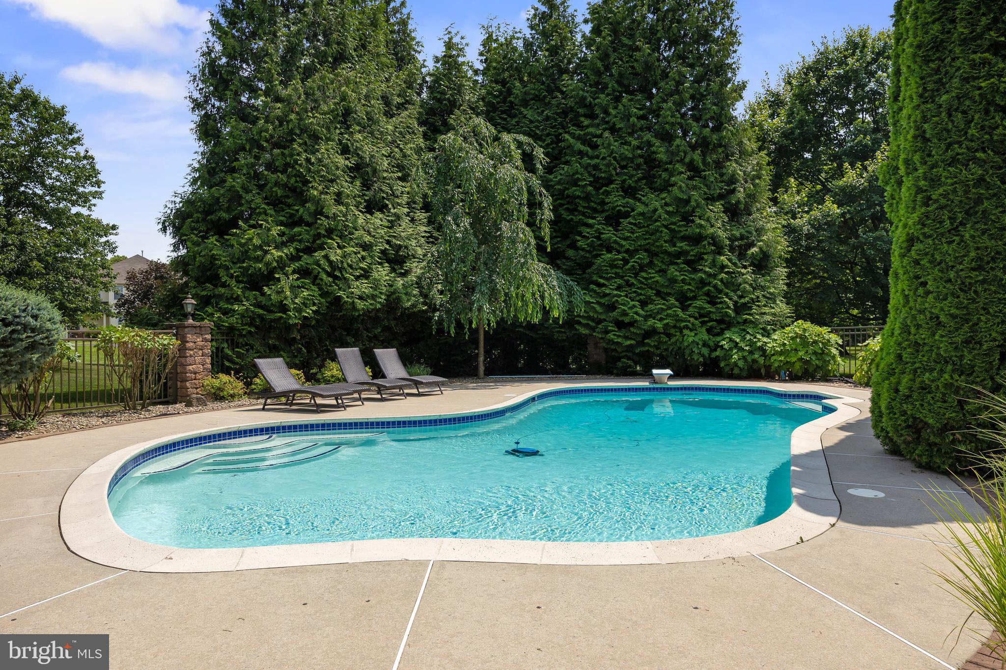 208 Hickory Ln