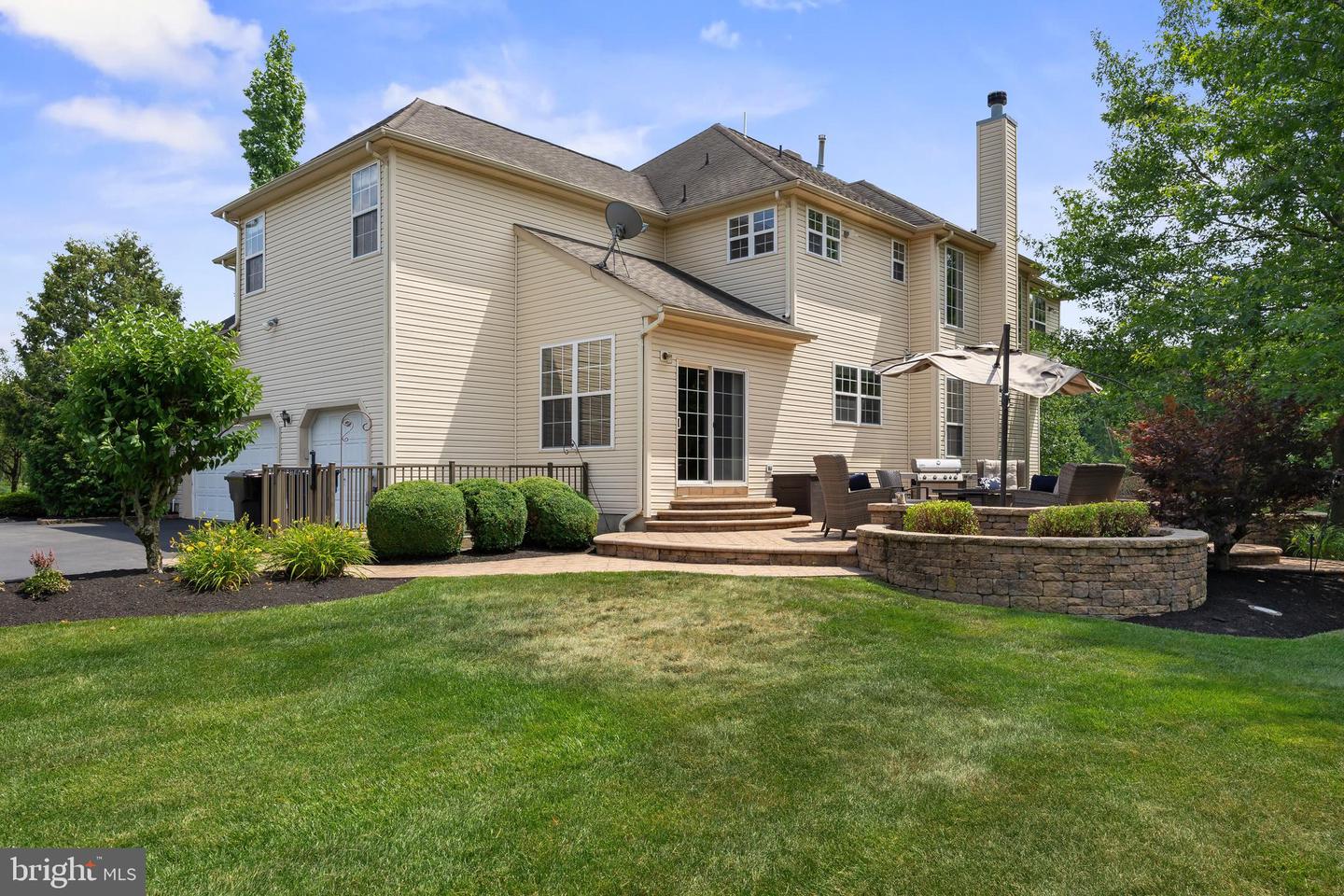 208 Hickory Ln