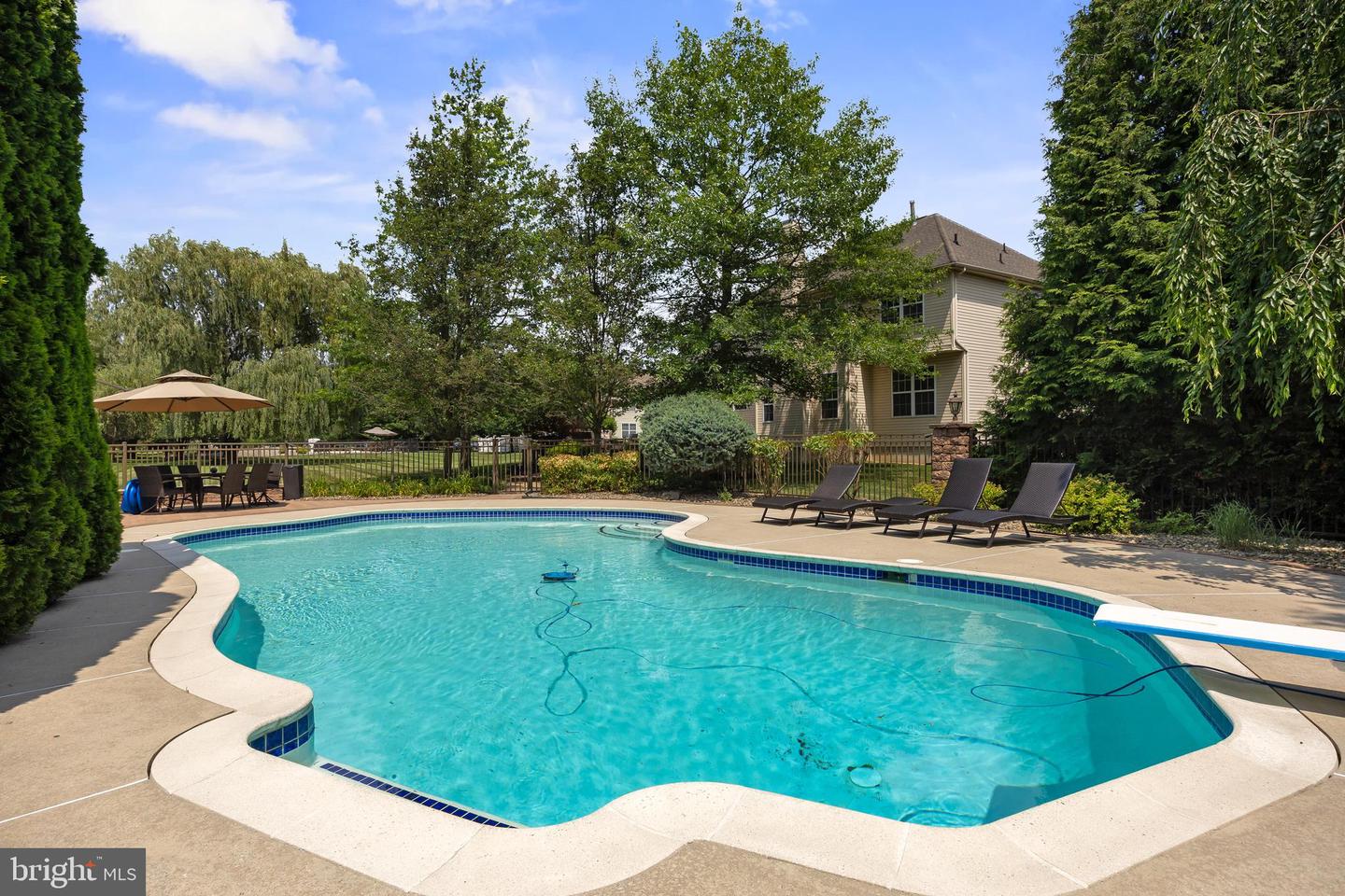 208 Hickory Ln
