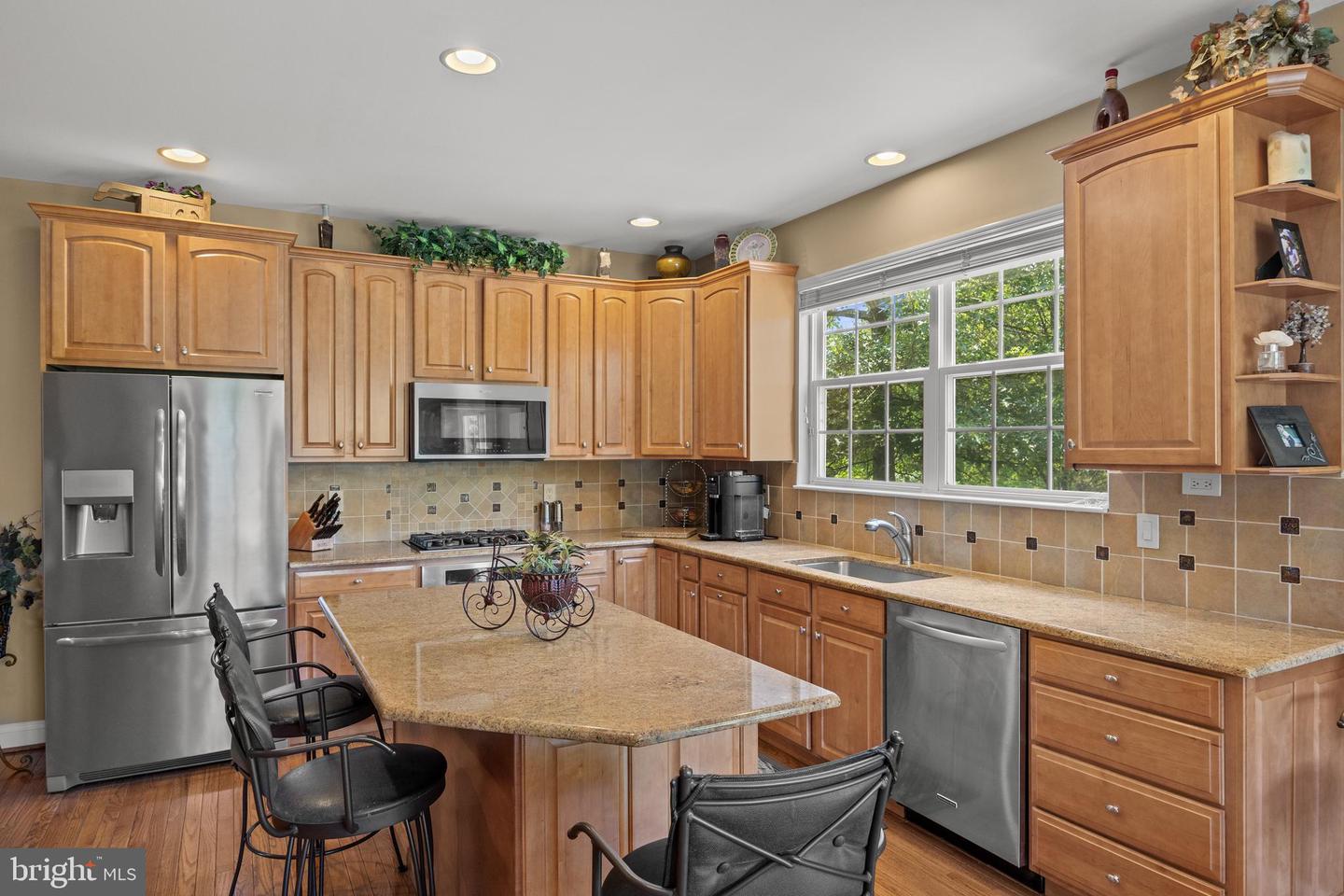 208 Hickory Ln