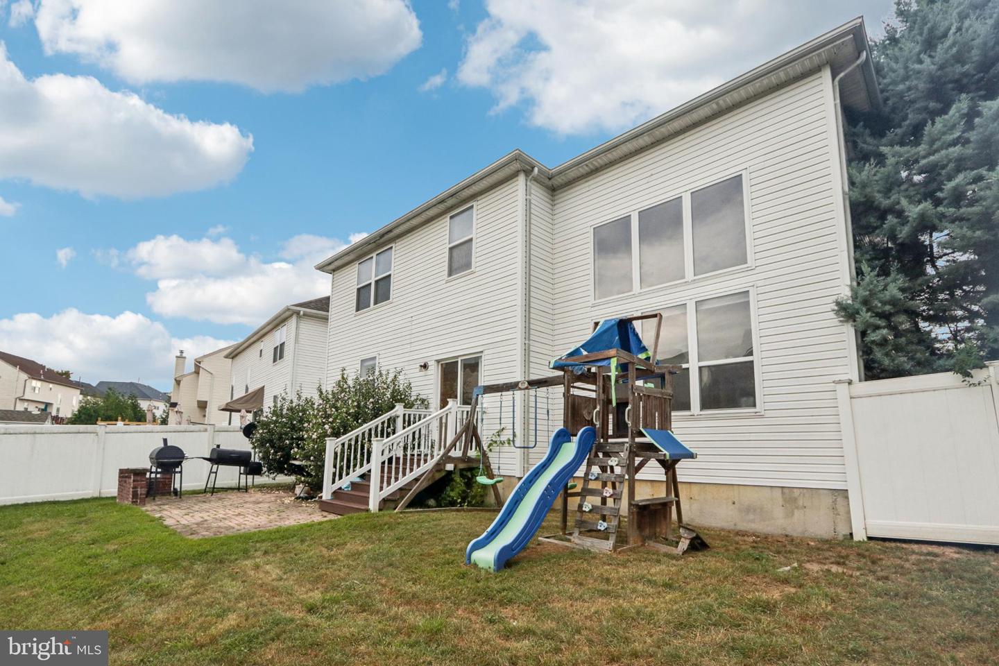 9 Lawrence Ln
