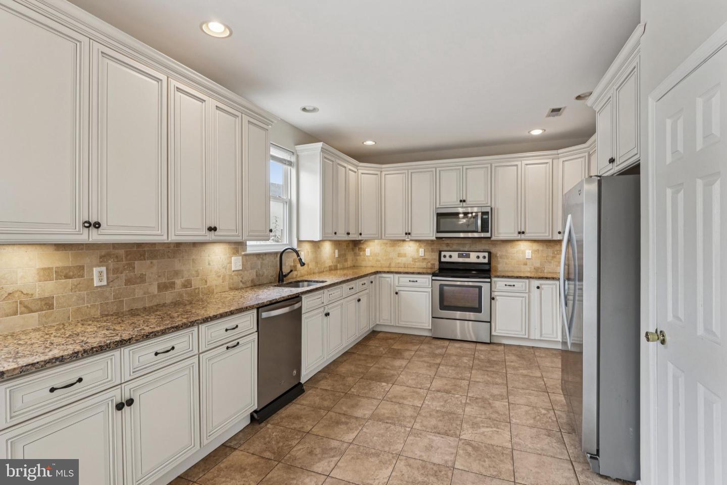 9 Lawrence Ln