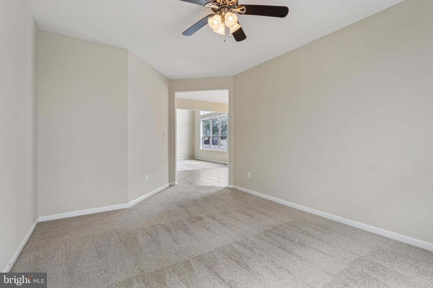 9 Lawrence Ln