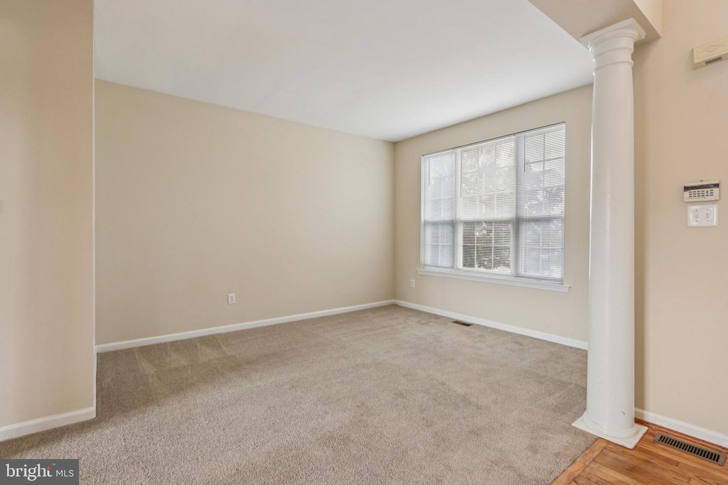 9 Lawrence Ln