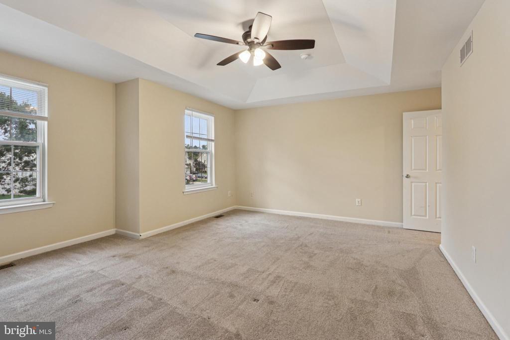 9 Lawrence Ln