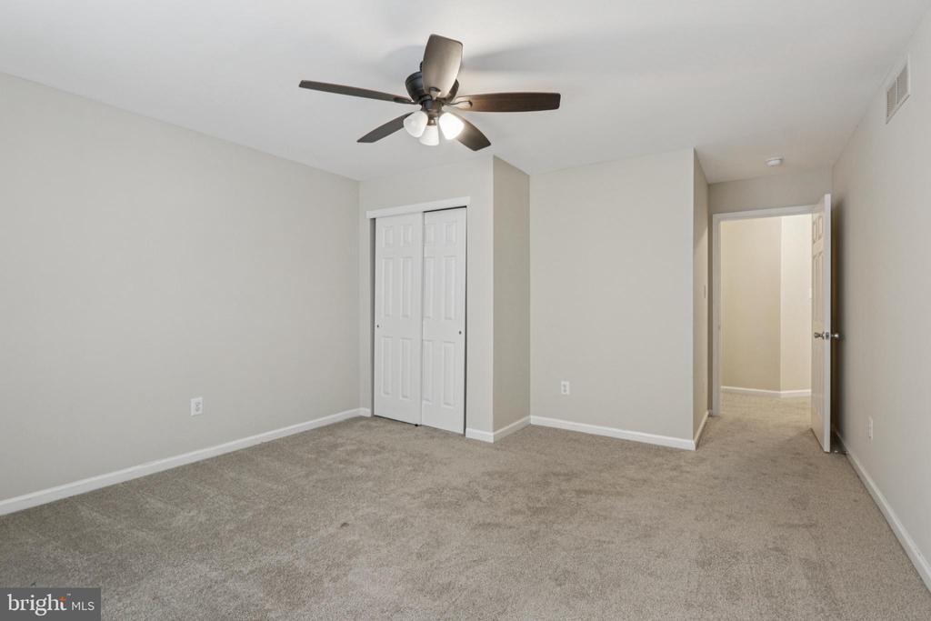 9 Lawrence Ln