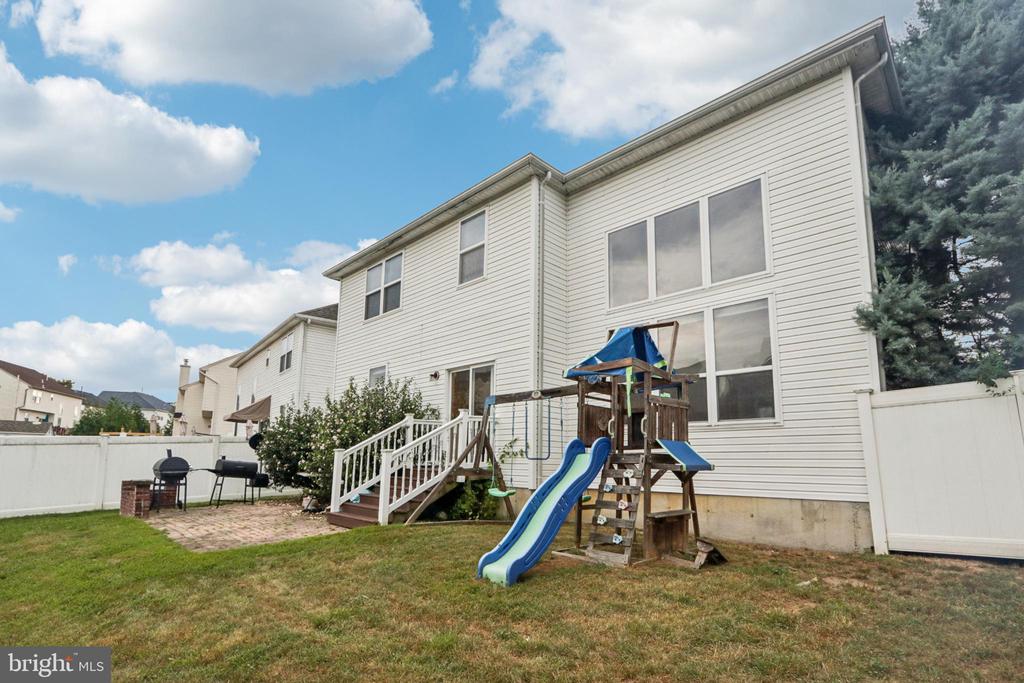 9 Lawrence Ln