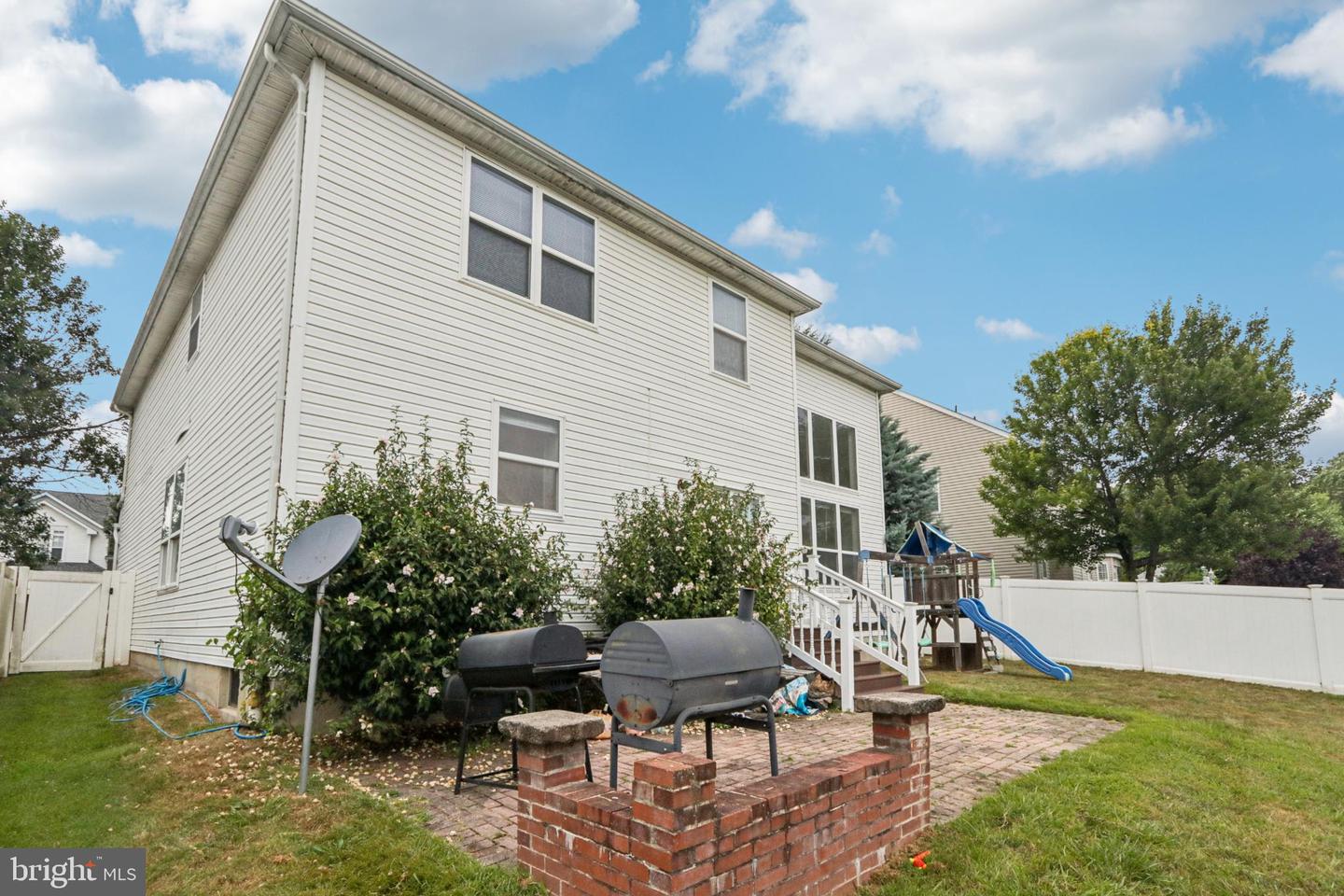 9 Lawrence Ln