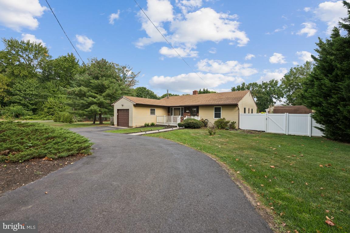 1040 LEXINGTON DRIVE