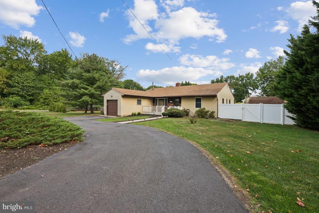 1040 LEXINGTON DRIVE