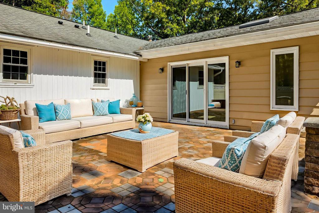 1741 LAKESIDE DRIVE