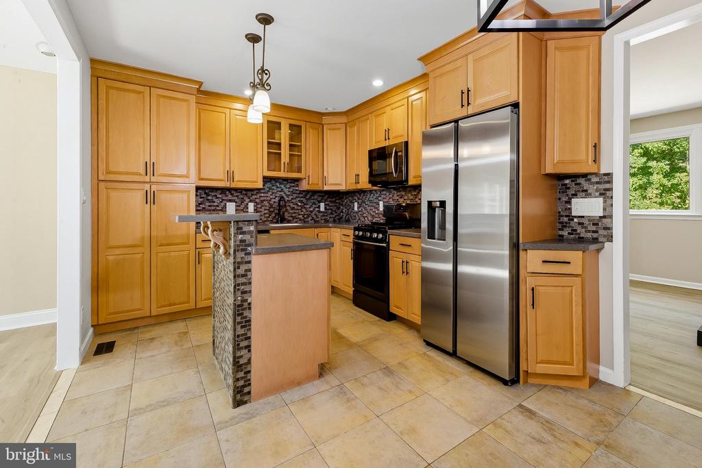 1741 LAKESIDE DRIVE
