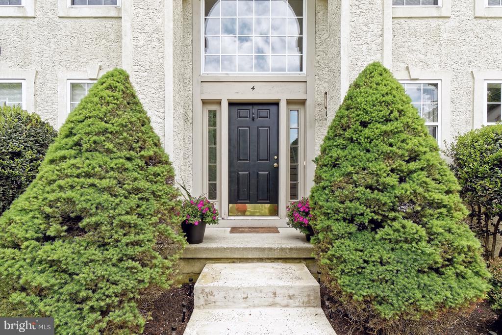 4 WOOD LAKE COURT