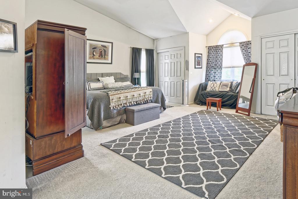 4 WOOD LAKE COURT